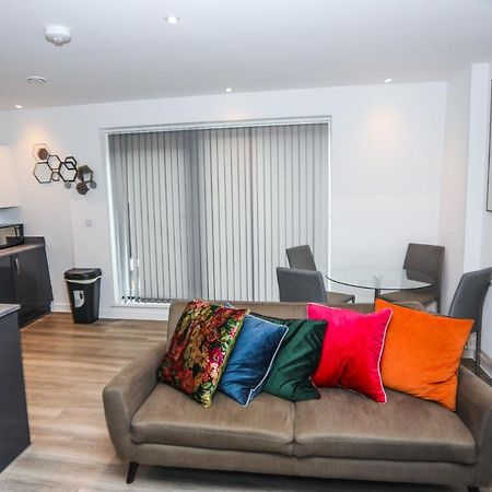 Lovely 2 Bed Apartment With Parking ลอนดอน ภายนอก รูปภาพ
