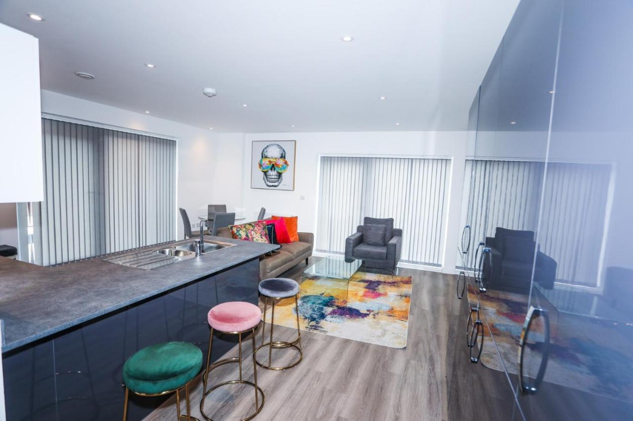 Lovely 2 Bed Apartment With Parking ลอนดอน ภายนอก รูปภาพ