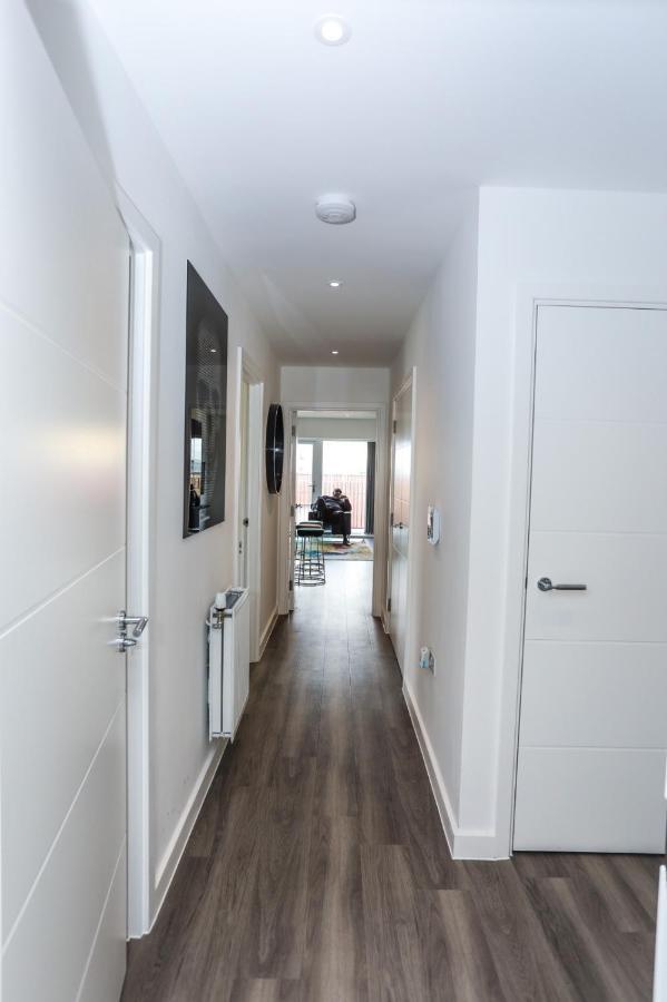 Lovely 2 Bed Apartment With Parking ลอนดอน ภายนอก รูปภาพ