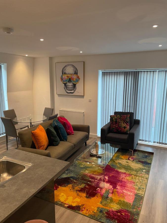 Lovely 2 Bed Apartment With Parking ลอนดอน ภายนอก รูปภาพ