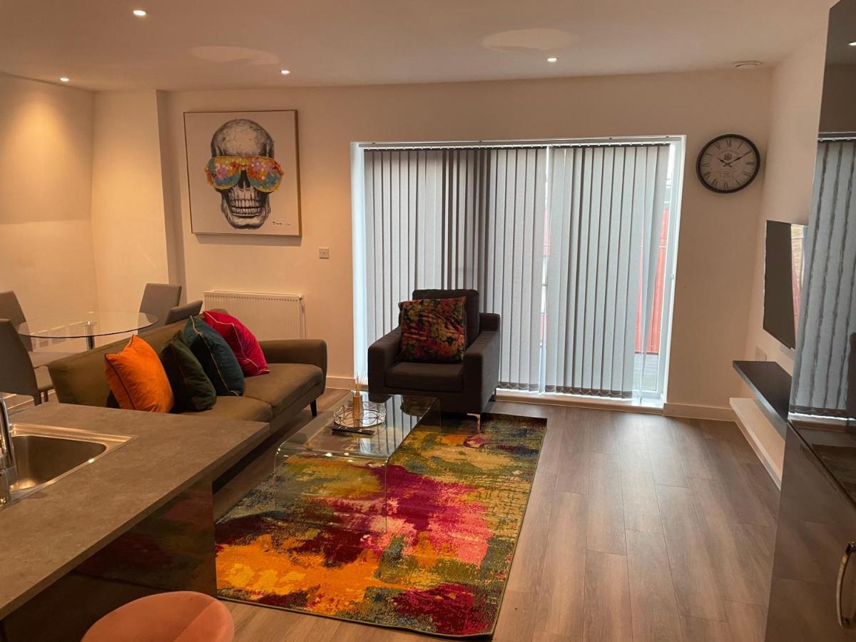 Lovely 2 Bed Apartment With Parking ลอนดอน ภายนอก รูปภาพ