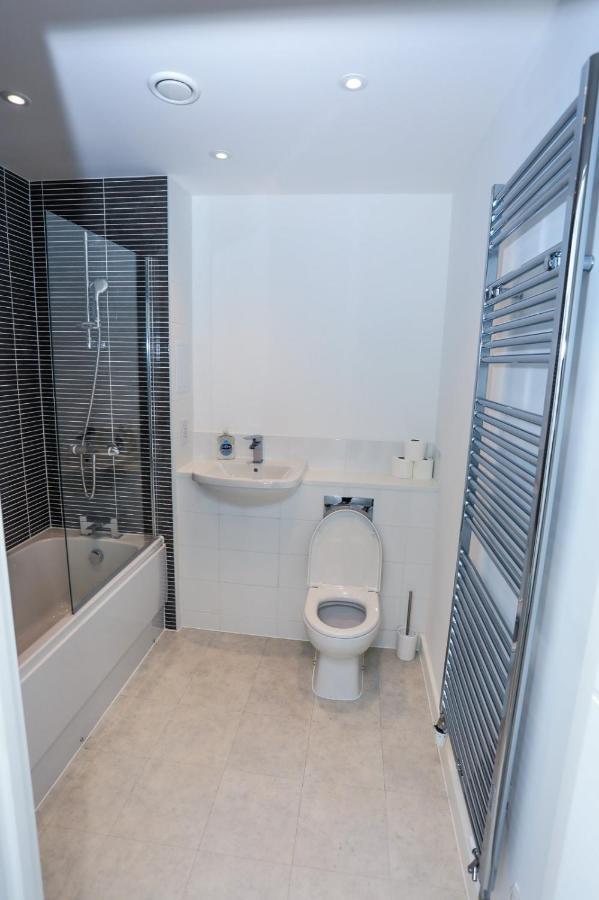 Lovely 2 Bed Apartment With Parking ลอนดอน ภายนอก รูปภาพ