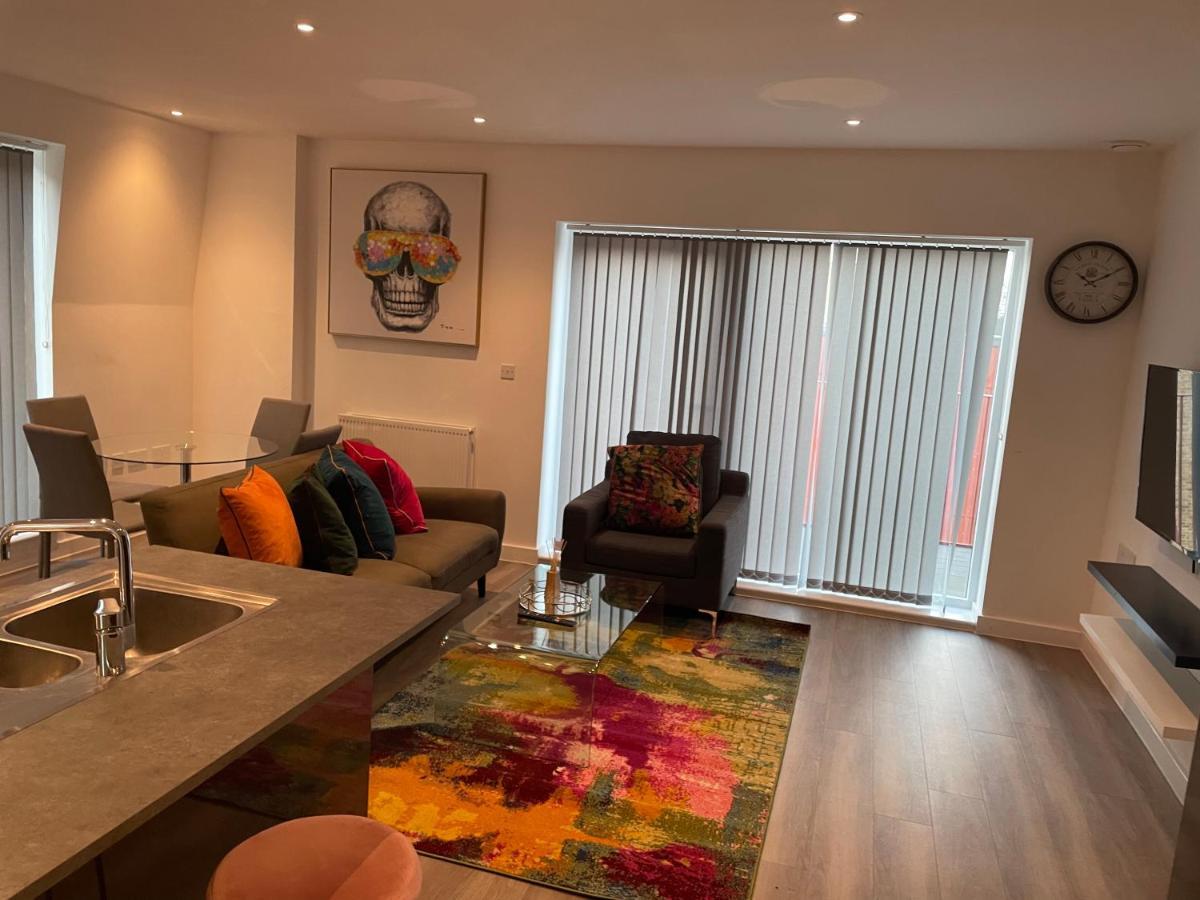 Lovely 2 Bed Apartment With Parking ลอนดอน ภายนอก รูปภาพ