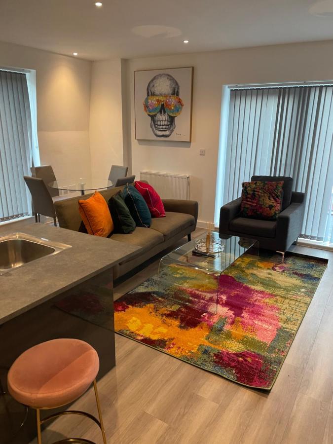 Lovely 2 Bed Apartment With Parking ลอนดอน ภายนอก รูปภาพ